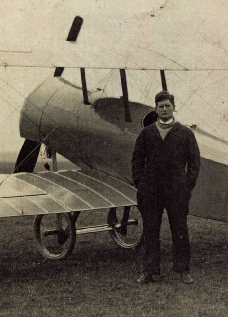 Летчик испытатель фирмы «Бристоль» Гарри Бастид у первого самолета «Скаут» А